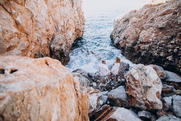Молодая пара на медовый месяц в Греции у моря