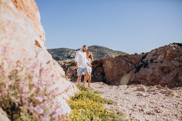 海沿いのギリシャでの新婚旅行に若いカップル