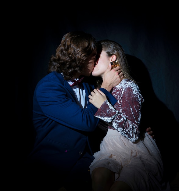 Foto gratuita giovane coppia abbracciare e baciare sulla festa