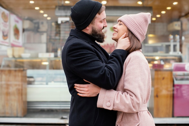 抱き合って見つめ合う若いカップル