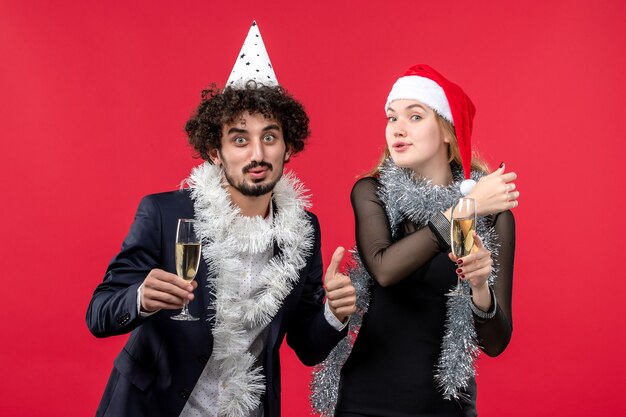 ちょうど新年会を祝う若いカップルはクリスマスが大好きです
