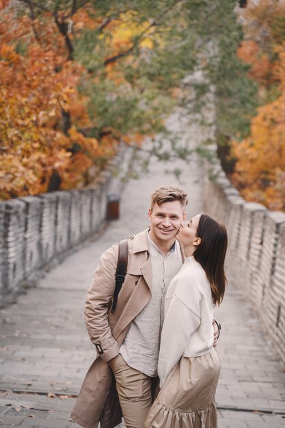 Молодая пара целуется у Великой китайской стены