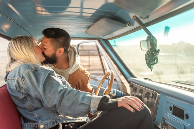 Молодая пара, целующаяся в машине