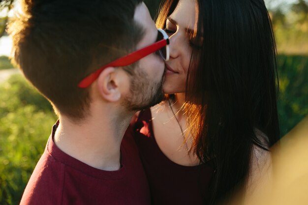 若いカップルのキス