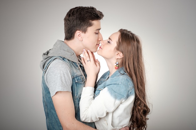 バレンタインカップル キスして幸せ うれしそうな家族 プレミアム写真 バレンタインカップル キスして幸せ うれしそうな家族 プレミアム写真