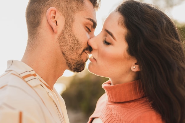 若いカップルがキス