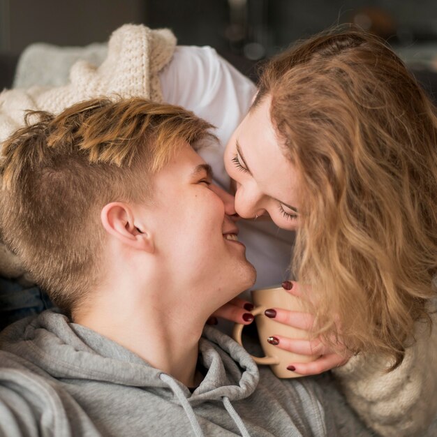 若いカップルがキス