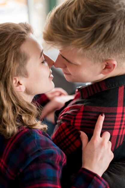 若いカップルがキス