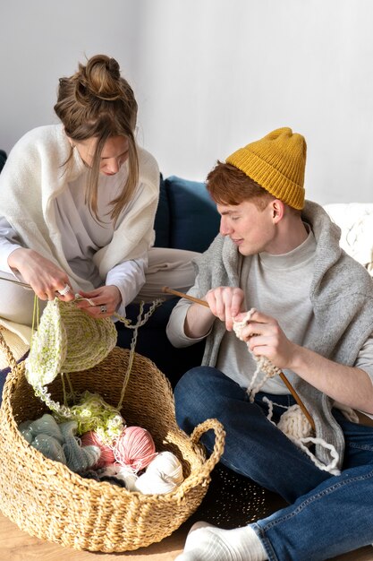 一緒に編み物をする若いカップル