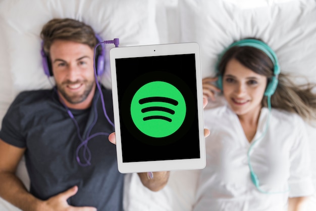 spotify 앱으로 음악을 듣는 젊은 부부