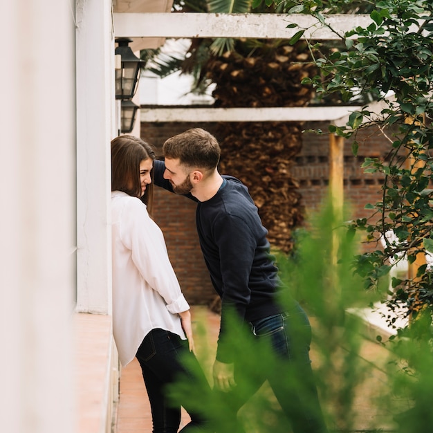 Foto gratuita giovane coppia in amore in giardino