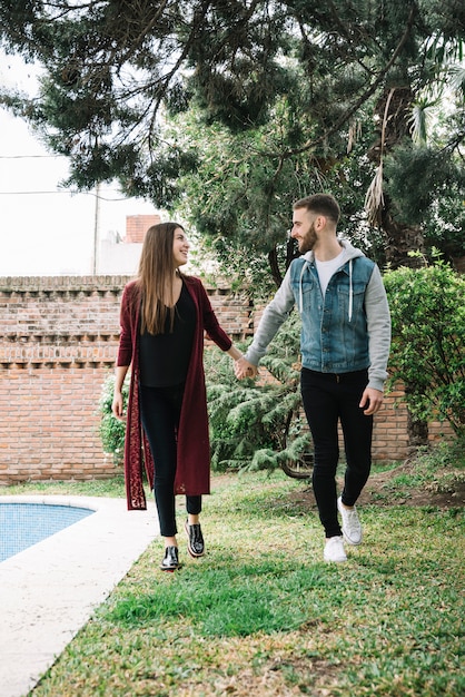 Giovane coppia in amore in giardino