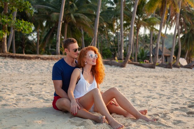 Молодая влюбленная пара счастлива на летнем пляже вместе весело