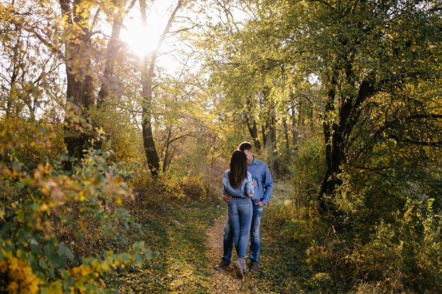 若いカップルが大好きです。秋の森公園でのラブストーリー
