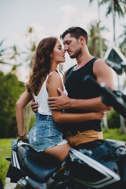 バイクの近くで恋をしている若いカップル