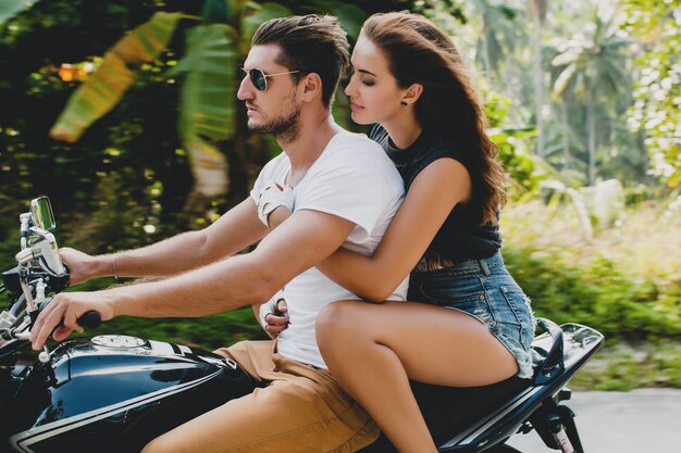 Молодая влюбленная пара, езда на мотоцикле
