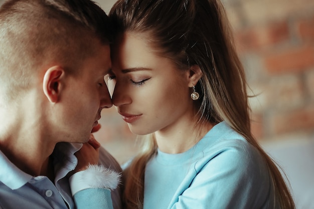 Foto gratuita giovani coppie nell'amore che trascorrono del tempo insieme. bella donna e uomo bello che hanno momenti intimi a casa