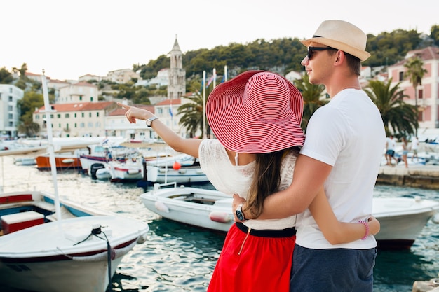 Foto gratuita giovane coppia innamorata che viaggia in luna di miele romantica