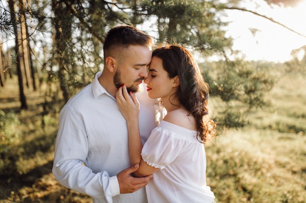 Giovani coppie nell'amore che cammina nel parco