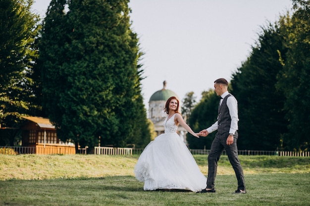 外で若いカップルの結婚写真セッション