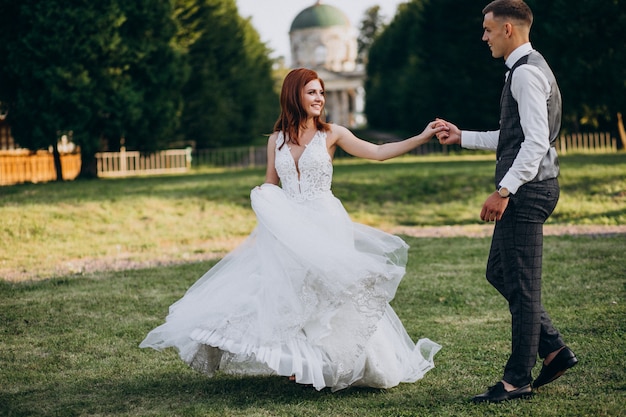 外で若いカップルの結婚写真セッション