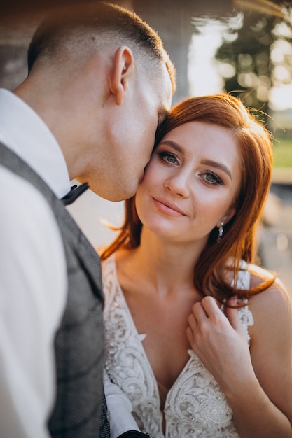 外で若いカップルの結婚写真セッション