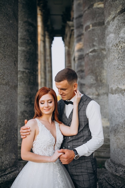 Giovane sessione di foto di matrimonio delle coppie fuori