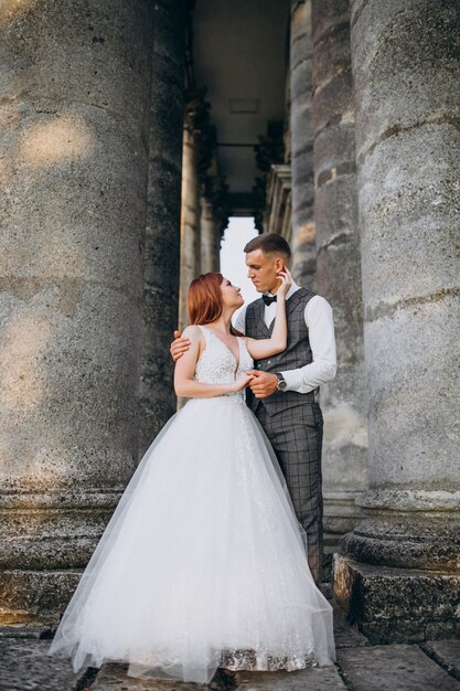 外で若いカップルの結婚写真セッション