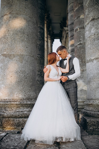 外で若いカップルの結婚写真セッション