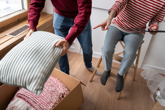 Foto gratuita giovane coppia che si trasferisce in una nuova casa