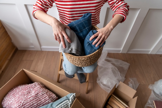 Foto gratuita giovane coppia che si trasferisce in una nuova casa