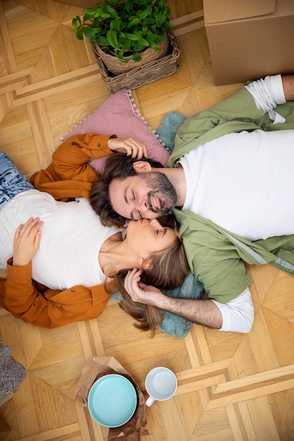 Free photo young couple moving in new home