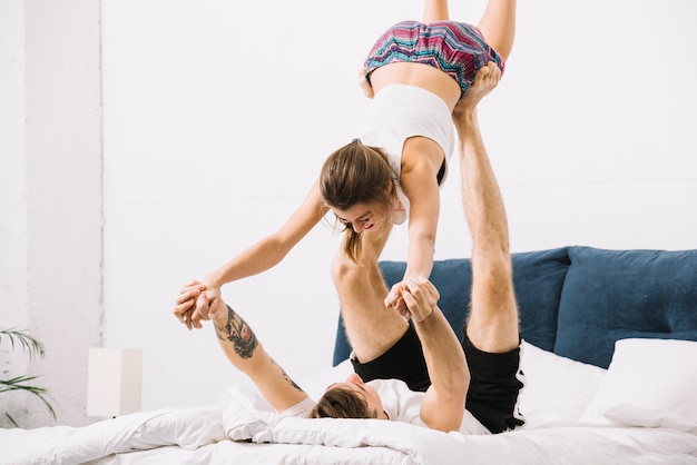 Foto gratuita giovane coppia giocando sul letto