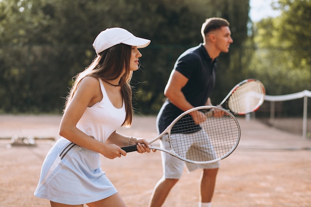 젊은 부부는 법원에서 테니스