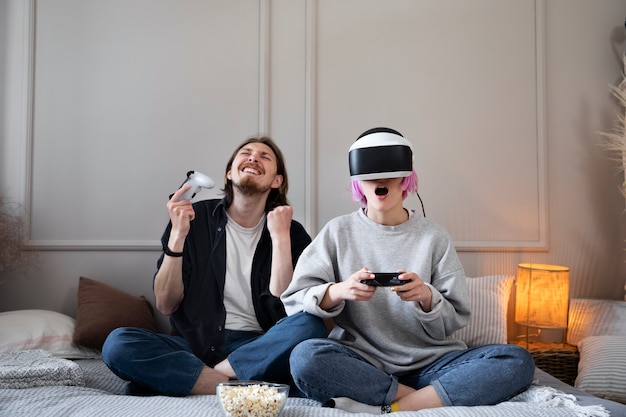 VRゲームをプレイする若いカップル
