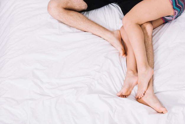 Free photo young couple resting on light bed