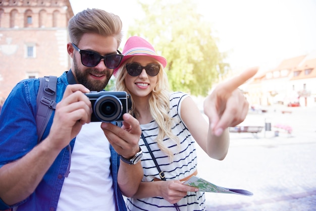 Free photo young couple sightseeing old town