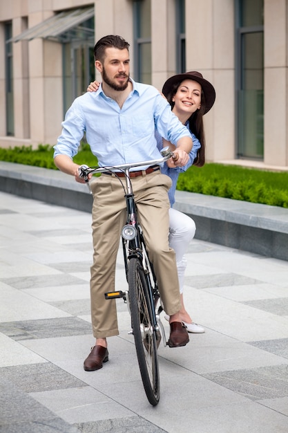 自転車に座っている若いカップル