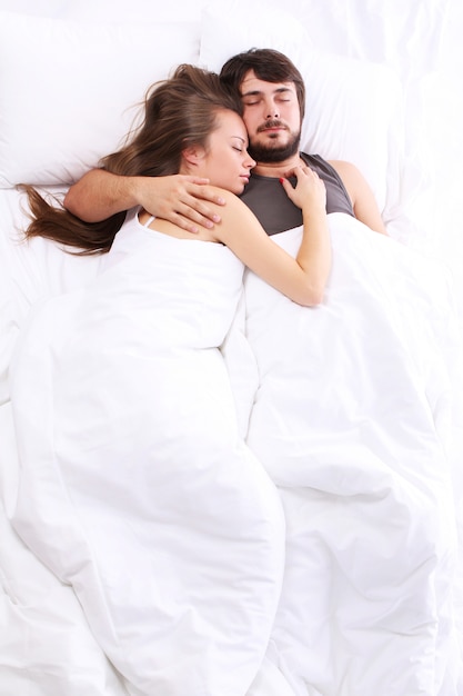Foto gratuita la giovane coppia dorme nel letto
