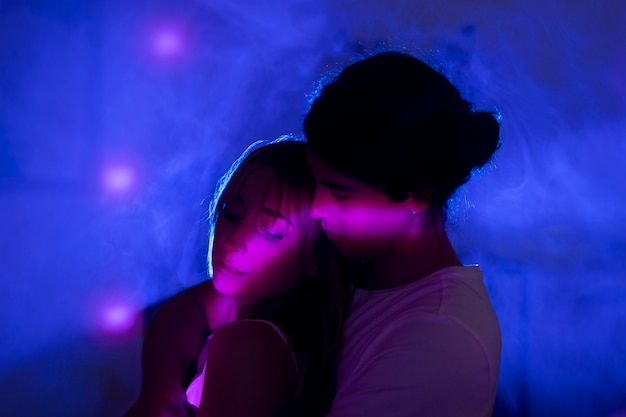 夜に一緒に時間を過ごす若いカップル