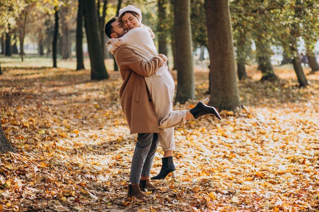 秋の公園で一緒に若いカップル