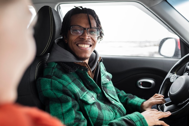 Free photo young couple traveling with car