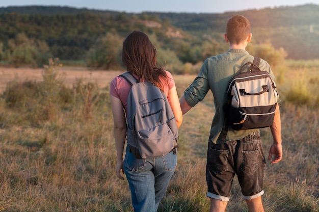 Foto gratuita giovane coppia che viaggia insieme