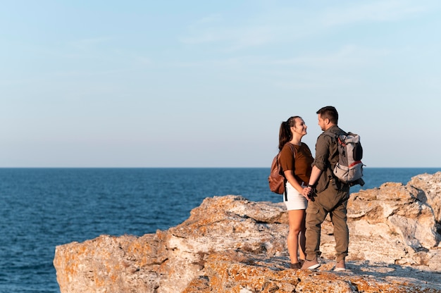 Foto gratuita giovane coppia che viaggia insieme