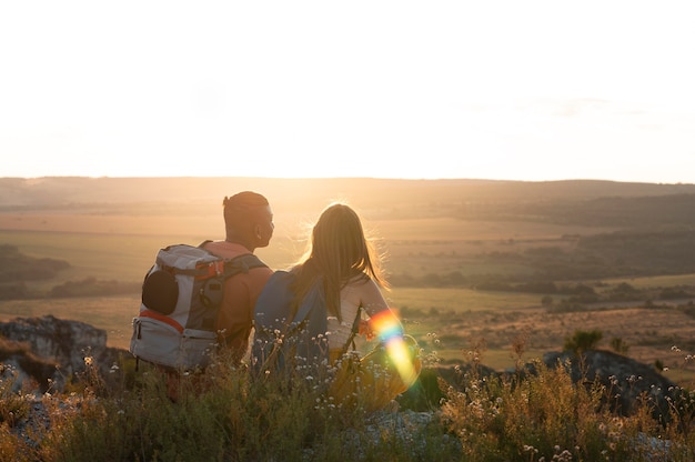 Foto gratuita giovane coppia che viaggia insieme