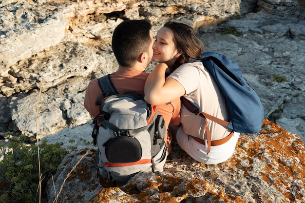 Foto gratuita giovane coppia che viaggia insieme