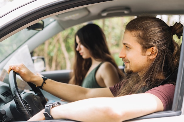 車の中で旅行に若いカップル