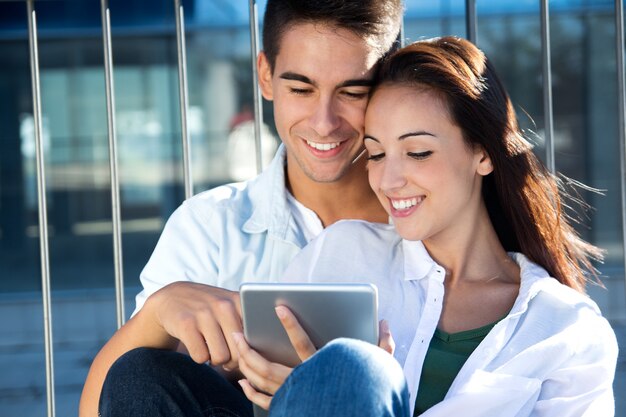 Молодая пара с помощью цифрового планшета