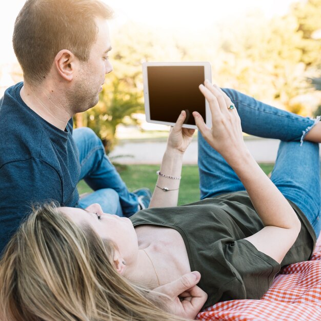 若い、カップル、タブレット、公園