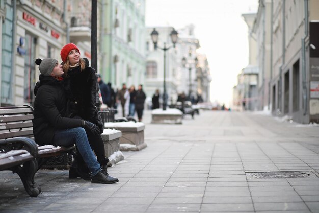 Молодая пара гуляет по зимнему городу Premium Фотографии